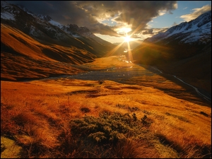 Promienie słońca nad górami w Osetii Północnej w Rosji