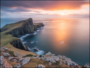 Wyspa Skye, Latarnia morska, Chmury, Neist Point Lighthouse, Morze Szkockie, PĂłĹwysep Duirinish, Klif, WybrzeĹźe, WschĂłd sĹoĹca, SkaĹy, Szkocja