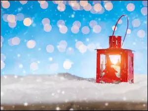 Czerwony lampion na śniegu