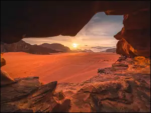 RozĹwietlone skaĹy na pustyni Wadi Rum w Jordanii