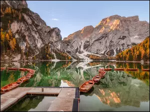 Pragser Wildsee, GĂłry, Drzewa, Dolomity, PoĹudniowy Tyrol, JesieĹ, Lago di Braies, WĹochy, ĹĂłdki, Jezioro, Odbicie