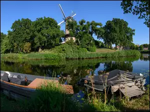 ĹĂłdki na kanale wodnym w Alkmaar