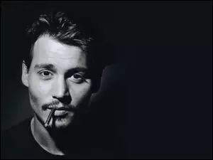 Portret Johnny Deppa z papierosem