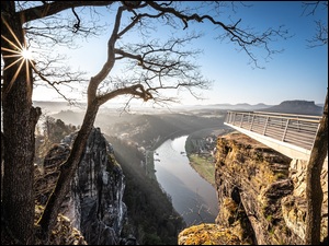 Niemcy, SkaĹy, Lochmen, Basteiaussicht, Park Narodowy Saskiej Szwajcarii, Drzewa, Promienie sĹoĹca, Rzeka Ĺaba, Punkt widokowy