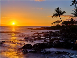 Wyspa Maui na tle zachodu sĹoĹca nad morzem