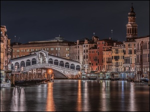 Domy i most Rialto nad kanaĹem w Wenecji nocÄ