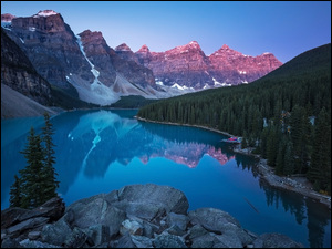 Jezioro Moraine, GĂłry, SkaĹy, Alberta, Canadian Rockies, Park Narodowy Banff, Kanada, Drzewa