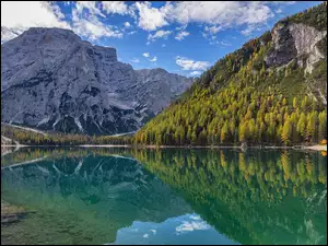 Dolomity, WĹochy, Lago di Braies, Drzewa, Jezioro, GĂłry, Odbicie, Pragser Wildsee