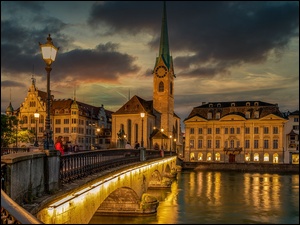 Rzeka Limmat i podświetlony most w Zurychu