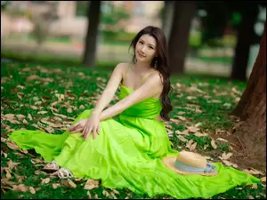Azjatka w zielonej sukience