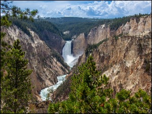 Wodospad w Wielkim Kanionie Yellowstone w Wyoming