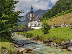Niemcy, Ramsau bei Berchtesgaden, Bawaria, Rzeka Ramsauer Ache, Most, GĂłry, KoĹciĂłĹ Ĺw Sebastiana, Park Narodowy Berchtesgaden, Drzewa