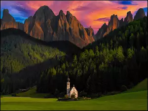 Dolomity, WieĹ, Drzewa, Santa Maddalena, PoĹudniowy Tyrol, Trawa, KoĹciĂłĹ Ĺw Jana, WĹochy, Dolina Val di Funes, GĂłry, Chmury