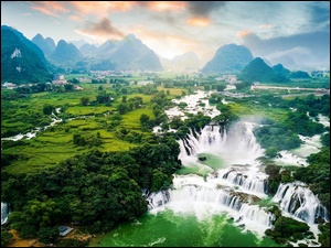 Drzewa, Góry, Ban Gioc Falls, Chmury, Wzgórza, Domy, Wietnam, Wodospady