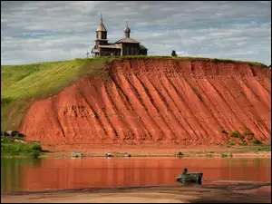 Cerkiew na skarpie nad jeziorem