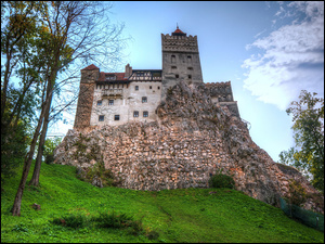 Zamek na wzgórzu w Branie