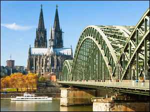 Most HohenzollernĂłw na rzece Ren i Katedra w kolonii
