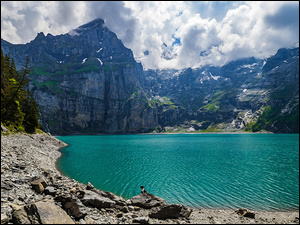 Chmury nad górami i jeziorem Oeschinen w Szwajcarii