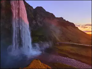Wodospad Seljalandsfoss, Islandia, SkaĹy, GĂłry, ZachĂłd sĹoĹca