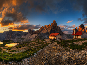 Schronisko Auronzo, Góry, Chmury, Kaplica, Tre Cime di Lavaredo, Dom, Włochy, Dolomity
