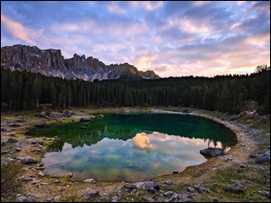 Dolomity, Las, Odbicie, Drzewa, Lago di Carezza, PoĹudniowy Tyrol, Alpy, Jezioro, Chmury, GĂłry, WĹochy