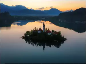 Jezioro Bled, Wyspa Blejski Otok, GĂłry, SĹowenia, WschĂłd sĹoĹca, Drzewa, KoĹciĂłĹ Zwiastowania Marii Panny
