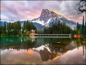 Kanada, Dom, Kolumbia Brytyjska, Góry, Drzewa, Most, Jezioro, Park Narodowy Yoho, Emerald Lake