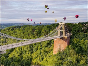 Balony na niebie nadmostem Clifton Suspension Bridge w Bristolu