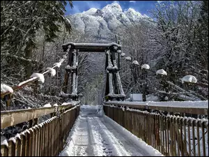 Drewniany most zimową porą