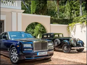 Samochody Rolls- Royce stoją przed willą