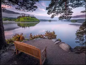 Ławka na brzegu jeziora w Parku Narodowym Lake District