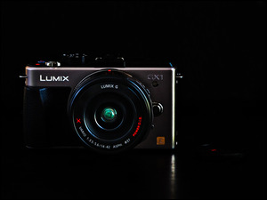 Kamera Lumix na czarnym tle