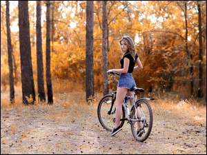 Kobieta na przejażdżce rowerowej w lesie