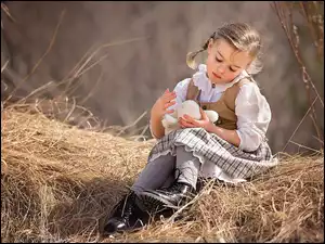 Dziewczynka z białym pluszowym króliczkiem