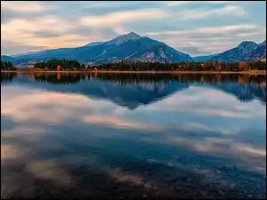 Jezioro Dillon Lake na tle gór w Kolorado