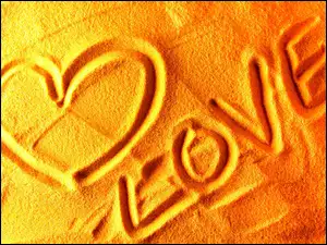 Napis Love z sercem na piasku
