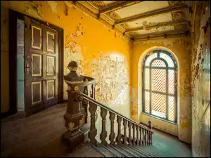 Wnętrze ze zniszczonym korytarzem i balustradą