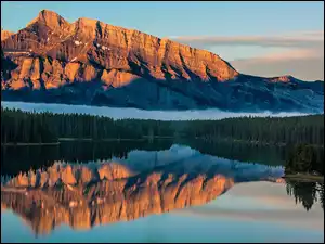 Odbicie gór Skalistych w jeziorze w Parku Narodowym Banff