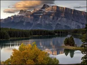 Jezioro Two Jack Lake i góra Mount Rundle w Parku Narodowym Banff