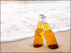 Dwie butelki piwa na plaży