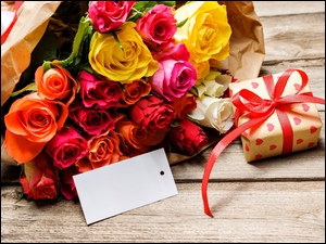 Bukiet róż i prezent na deskach