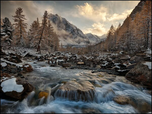 Górska rzeka płynąca po kamieniach