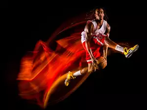 Koszykarz w fotografii malowanej światłem