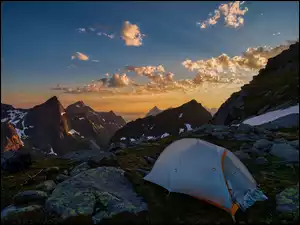 Rozbity namiot na tle gór