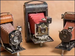 Trzy antyczne aparaty fotograficzne firmy Eastman Kodak Company