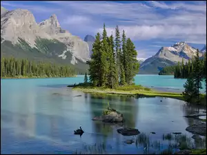 Góry, Jezioro Maligne, Kanada, Park Narodowy Jasper, Prowincja Alberta, Chmury, Drzewa