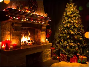 Pokój z kominkiem i choinką oraz dekoracjami świątecznymi