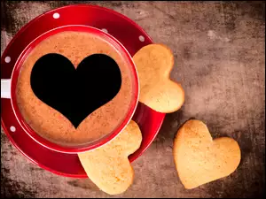 Kawa i ciasteczka serduszka na śniadanie zakochanych