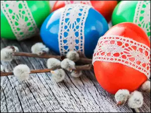 Wielkanocne pisanki w dekoracji z palemkami