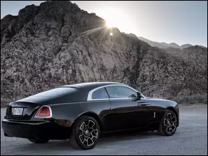 Samochód Rolls-Royce Wraith w promieniach słońca